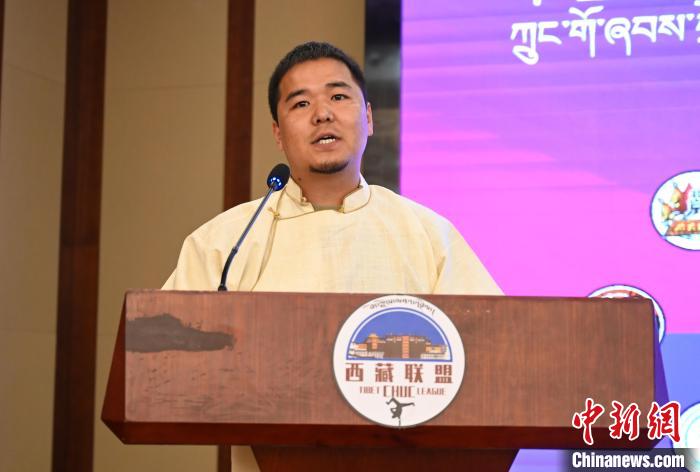 圖為西藏街舞聯(lián)盟常務(wù)副主任朗卡旺青致辭?！≮w朗 攝