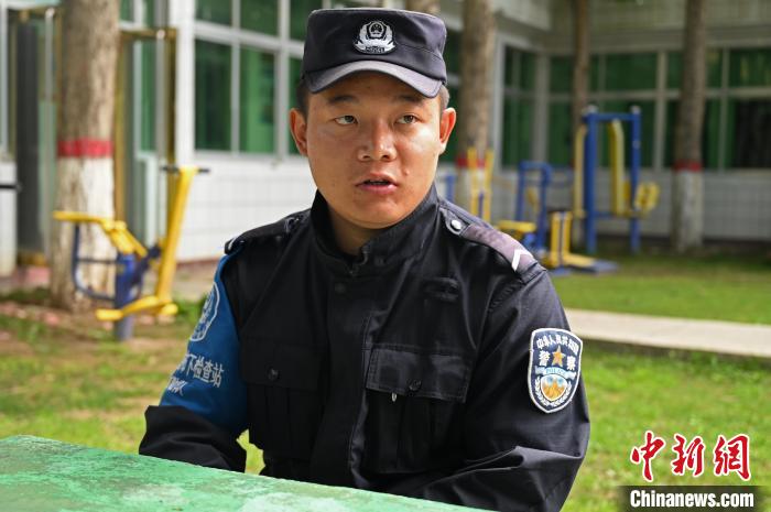 圖為邊煒接受記者采訪?！≮w朗 攝