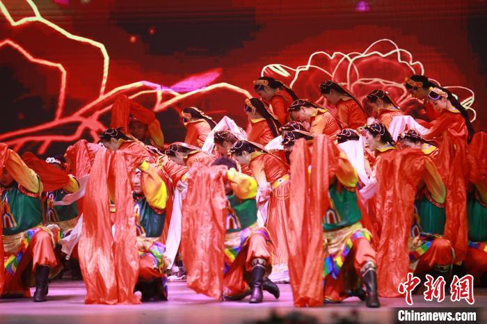 圖為農行西藏分行演出現(xiàn)場。　農行西藏分行 供圖