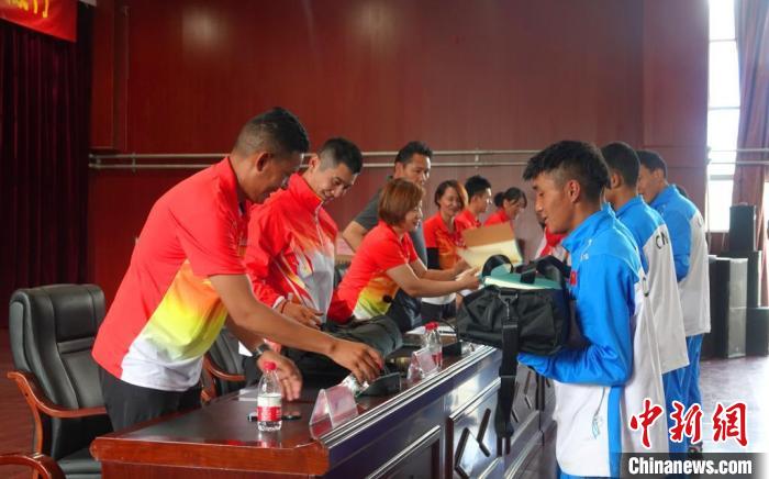 圖為世界冠軍們?yōu)槲鞑刈灾螀^(qū)體校的學(xué)生們送上暖心物資?！∪轿木?攝