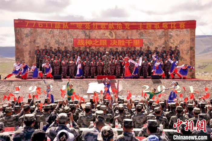 圖為主題歌詠比賽活動現(xiàn)場?！●R成鎖 　攝