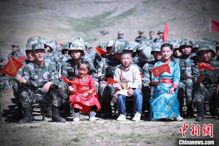 圖為駐地小朋友參加此次活動?！?普布扎西 攝