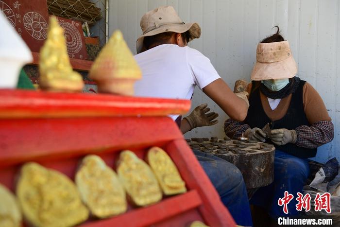 圖為6月14日，拉薩的手工藝人制作“擦擦”。 <a target='_blank' ><p  align=