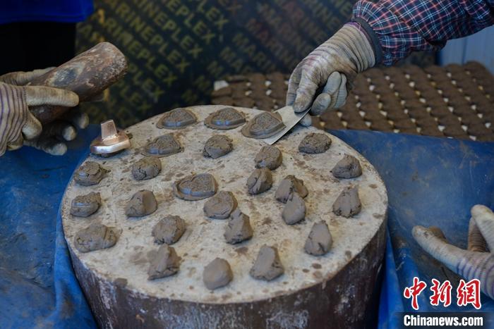 6月14日，拉薩的手工藝人制作“擦擦”。 <a target='_blank' ><p  align=