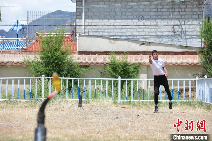 圖為西藏自治區(qū)拉薩市賽馬場內(nèi)市民在體驗(yàn)“打牛角”項(xiàng)目?！∝暩聛硭?攝