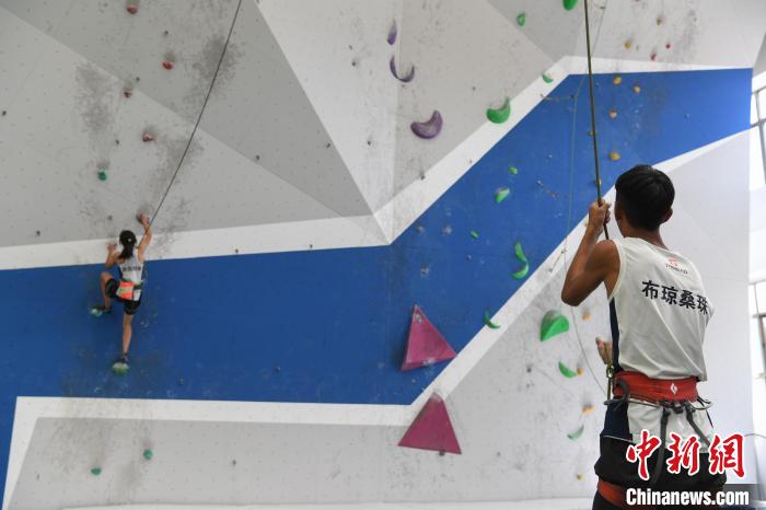 圖為西藏登山體驗(yàn)健身訓(xùn)練館內(nèi)登山隊(duì)員在體驗(yàn)攀巖項(xiàng)目?！∝暩聛硭?攝