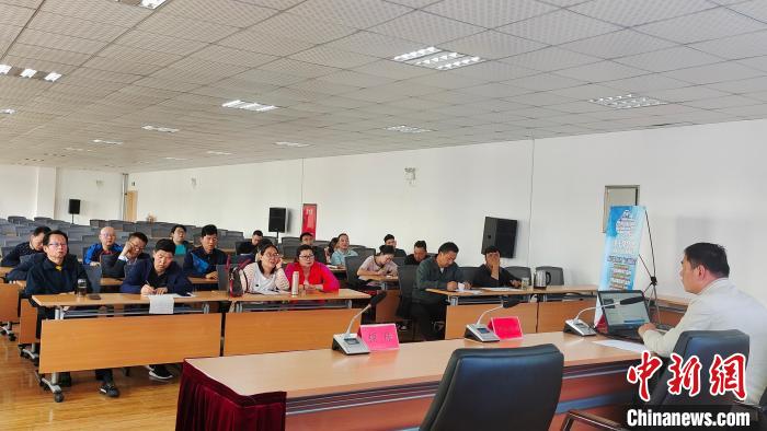 圖為培訓(xùn)會現(xiàn)場?！∝暽＠?攝