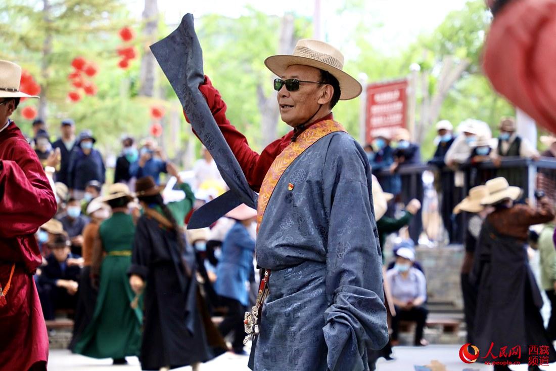 拉薩市民在宗角祿康公園跳鍋莊舞。人民網 次仁羅布攝