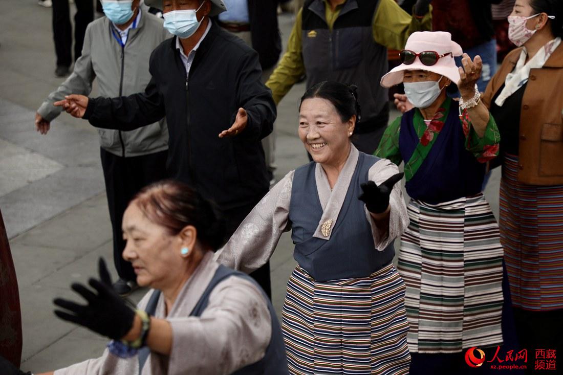 拉薩市民在宗角祿康公園跳鍋莊舞。人民網 次仁羅布攝