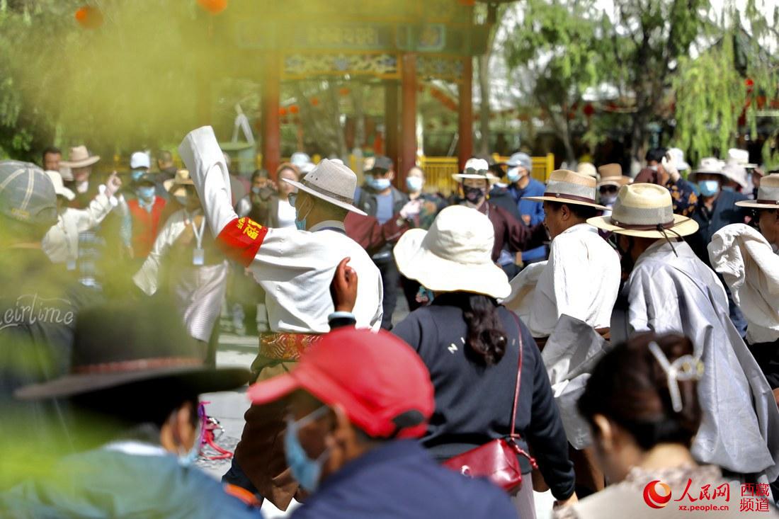拉薩市民在宗角祿康公園跳鍋莊舞。人民網 次仁羅布攝