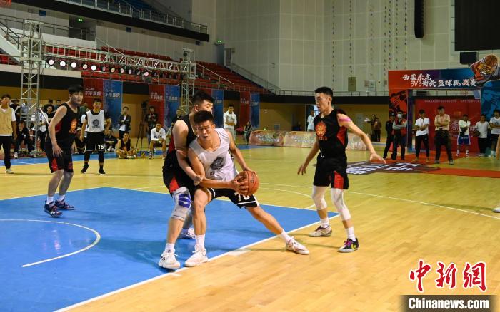 圖為西藏美康隊(白色球衣)對決雪域兄弟隊?！≮w朗 攝