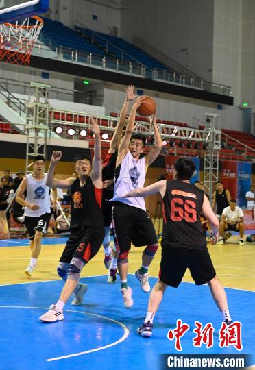 圖為西藏美康隊(duì)(白色球衣)對決雪域兄弟隊(duì)。　趙朗 攝