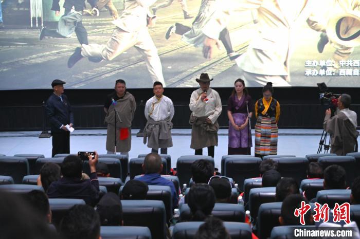 圖為主創(chuàng)人員分享譯制過(guò)程?！≮w朗 攝