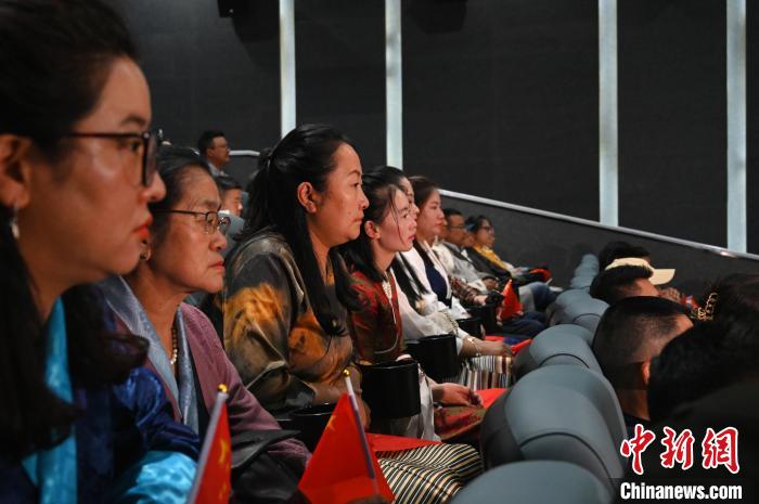 圖為觀眾觀看影片?！≮w朗 攝