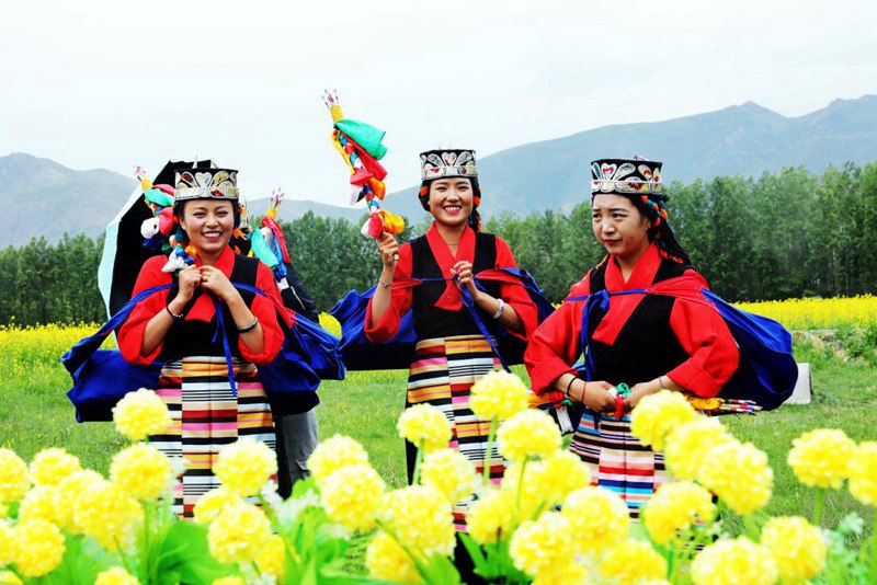 笑靨如花的群眾。洛桑克珠攝