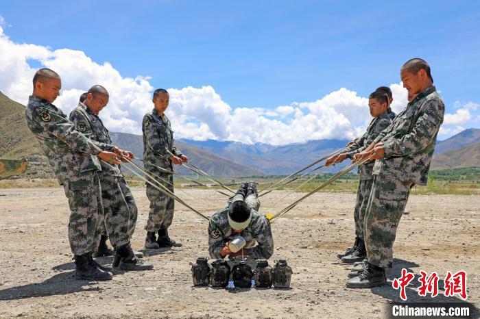 圖為荊棘排雷訓(xùn)練?！⊥踔緜?攝