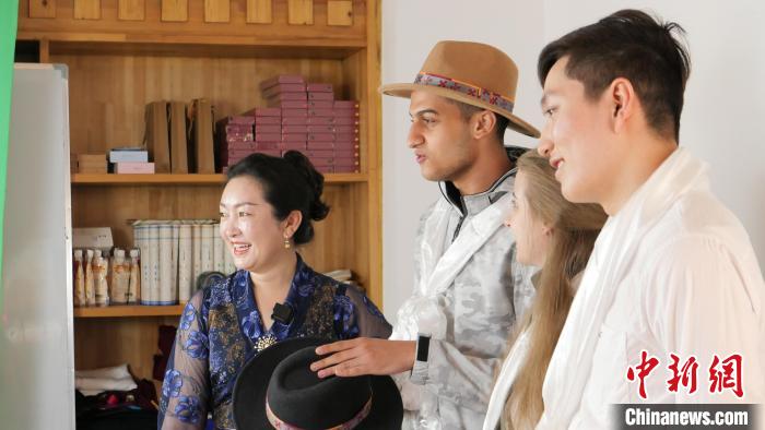 圖為留學(xué)生們正在直播帶貨?！≈x牧 攝