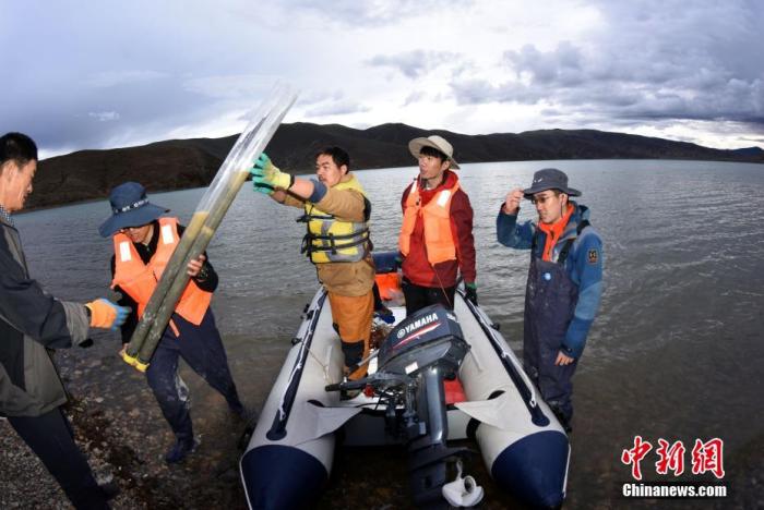 圖為科考隊(duì)員順利完成浪錯(cuò)采樣滿載而歸。 <a target='_blank' ><p  align=