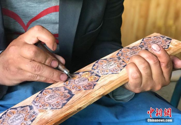 圖為7月14日，普松雕刻技藝傳承人嘎瑪曲扎正在家中進行創(chuàng)作。 <a target='_blank' ><p  align=