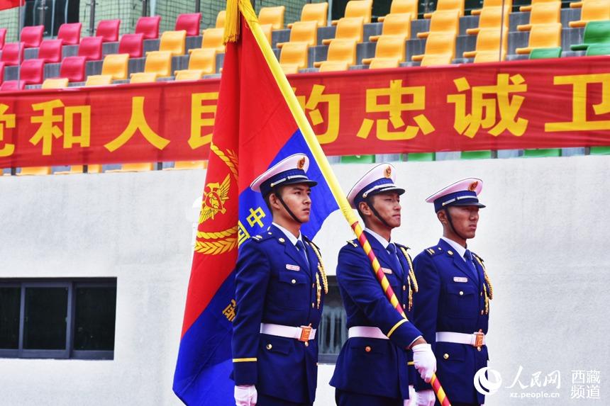 迎國(guó)家綜合性消防救援隊(duì)伍隊(duì)旗。人民網(wǎng) 李海霞 攝