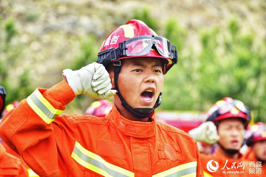 消防指戰(zhàn)員重溫入隊(duì)誓詞。人民網(wǎng) 李海霞 攝