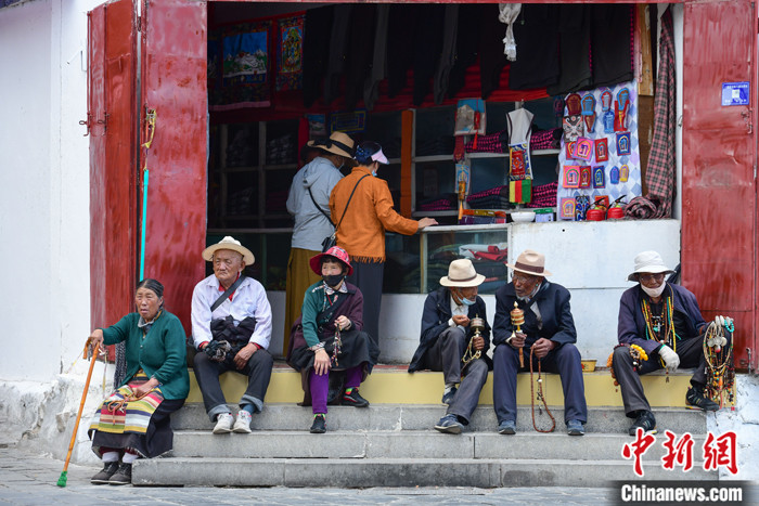 7月24日，轉(zhuǎn)經(jīng)老人在拉薩八廓街上休息。 <a target='_blank' ><p  align=