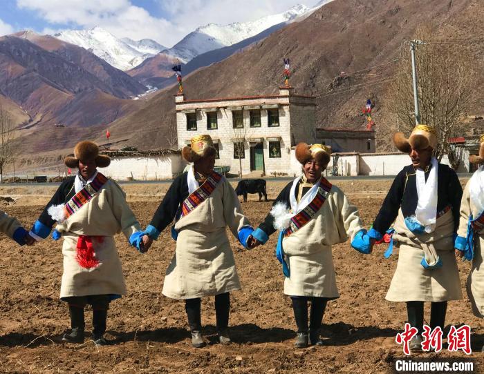 2021年3月，拉薩市德慶村村民在春耕儀式上表演傳統(tǒng)歌舞。　冉文娟 攝