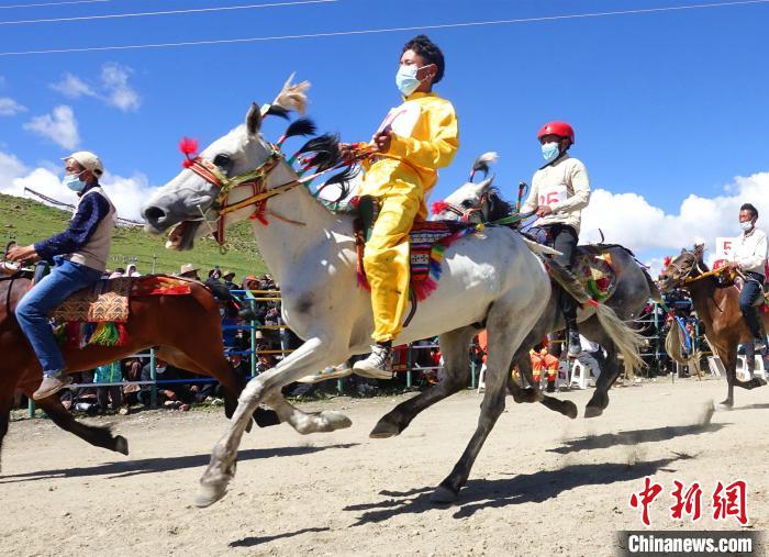 圖為打隆物交會期間舉辦的賽馬活動?！∪轿木?攝