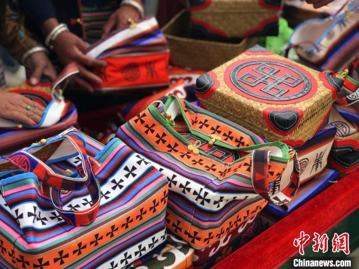 圖為打隆物交會上售賣的民族手工藝品?！∪轿木?攝