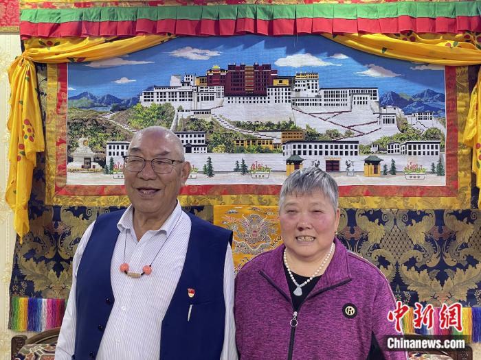 甲央曲培和杜應(yīng)芳在家中。彭寧鈴 攝