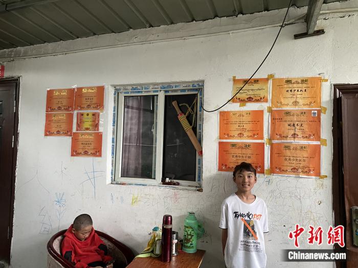 周勁名的大女兒和她獲得的獎(jiǎng)狀。彭寧鈴 攝