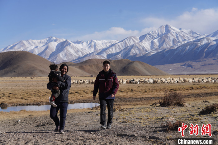 資料圖為4月29日，王克明在西藏自治區(qū)阿里地區(qū)噶爾縣義診。 <a target='_blank' ><p  align=