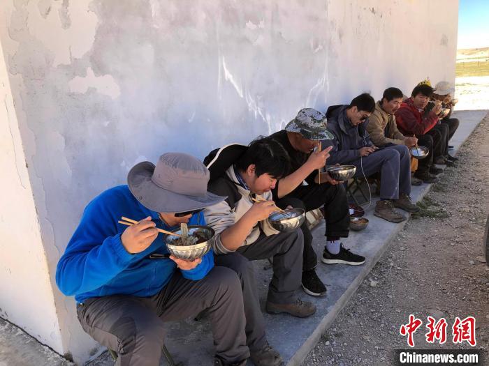 科考隊(duì)員在高原湖泊岸邊進(jìn)餐?！?lt;a target='_blank' ><p  align=