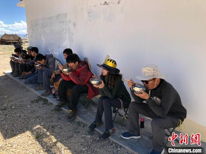 科考隊(duì)員在高原湖泊岸邊進(jìn)餐?！?lt;a target='_blank' ><p  align=