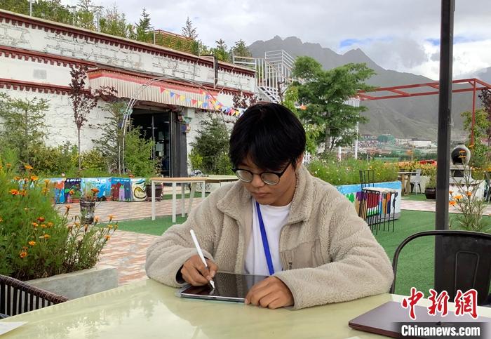 “Z世代”旦真旺加認(rèn)為，拉薩是一座開放與包容的城市，記憶中的拉薩是彩色的。2021年，旦真旺加從浙江大學(xué)漢語言文學(xué)專業(yè)畢業(yè)后，他選擇回到拉薩，成為一名漢語文實習(xí)助教。圖為8月4日，旦真旺加在課間陪學(xué)生玩耍。 <a target='_blank' ><p  align=