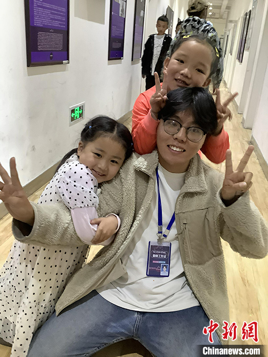 “Z世代”旦真旺加認(rèn)為，拉薩是一座開放與包容的城市，記憶中的拉薩是彩色的。2021年，旦真旺加從浙江大學(xué)漢語言文學(xué)專業(yè)畢業(yè)后，他選擇回到拉薩，成為一名漢語文實習(xí)助教。圖為8月4日，旦真旺加在課間陪學(xué)生玩耍。 <a target='_blank' ><p  align=