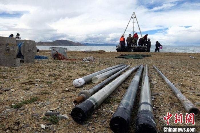 科考隊(duì)員從巴木錯(cuò)采集的科研樣品?！?lt;a target='_blank' ><p  align=