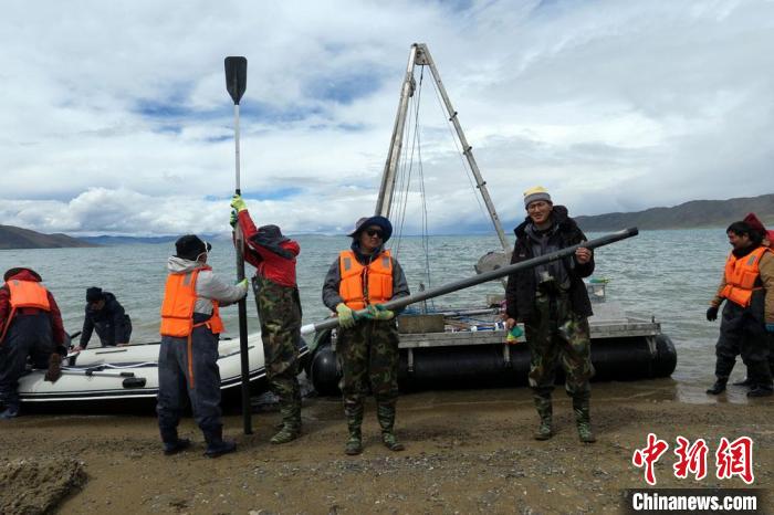 科考隊(duì)員從巴木錯(cuò)采樣歸來?！?lt;a target='_blank' ><p  align=