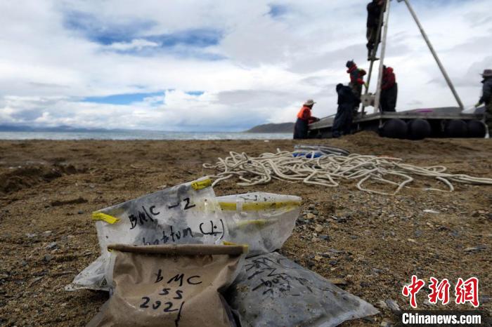 科考隊(duì)員從巴木錯(cuò)采集的科研樣品。　<a target='_blank' ><p  align=