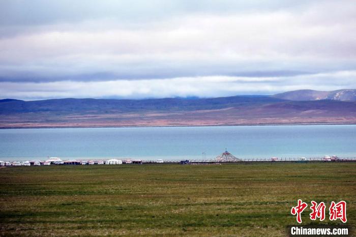 西藏安多縣茲格塘錯(cuò)岸邊帳篷林立，旅游業(yè)發(fā)展勢(shì)頭良好?！?lt;a target='_blank' ></p><p  align=
