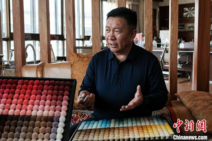 圖為8月4日，次旦展示自己的藏毯標(biāo)準(zhǔn)“色卡”。 <a target='_blank' ><p  align=