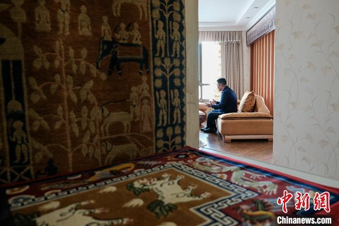 8月4日，次旦在拉薩的公司里懸掛展示的精美藏毯。 <a target='_blank' ><p  align=