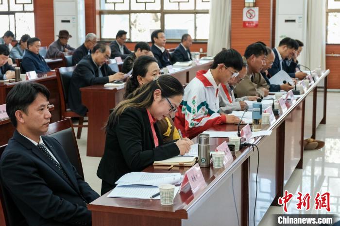 圖為8月10日座談會現(xiàn)場，左一為歸國定居藏胞晉美次旦。　江飛波 攝