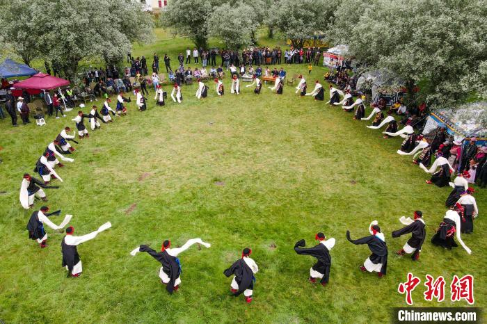 資料圖為西藏昌都丁青縣民眾跳歡快的鍋莊舞。　江飛波 攝