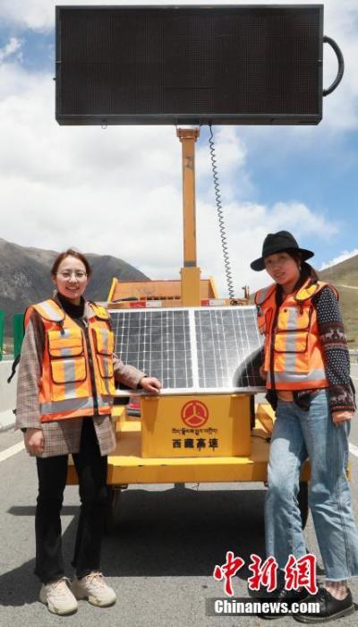 圖為萍措(右)在采訪(fǎng)過(guò)程中留影。(資料圖片) <a target='_blank' ><p  align=