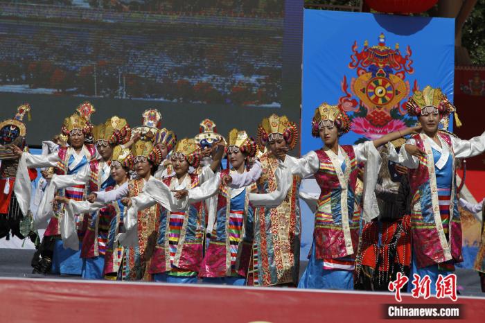 圖為日喀則市一場文藝節(jié)目的藏戲表演(資料圖)。趙朗攝