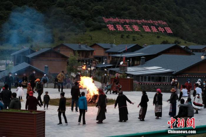 圖為8月5日，玉麥鄉(xiāng)民眾在鄉(xiāng)里跳鍋莊舞，從前的“三人鄉(xiāng)”熱鬧起來(lái)了。 <a target='_blank' ></p><p  align=