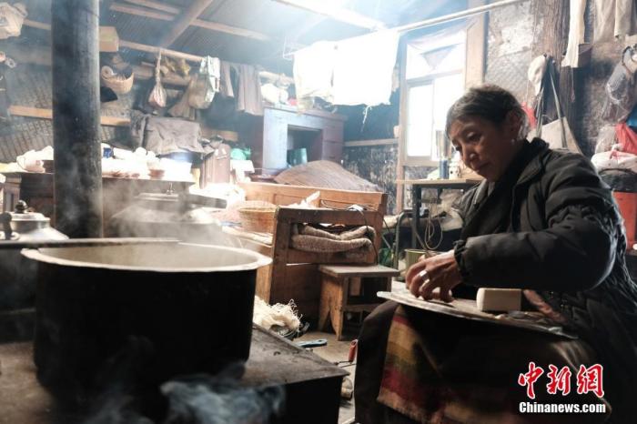 圖為8月6日，60歲的卓嘎在玉麥鄉(xiāng)牧場(chǎng)放牧點(diǎn)制作奶渣。 <a target='_blank' ></p><p  align=