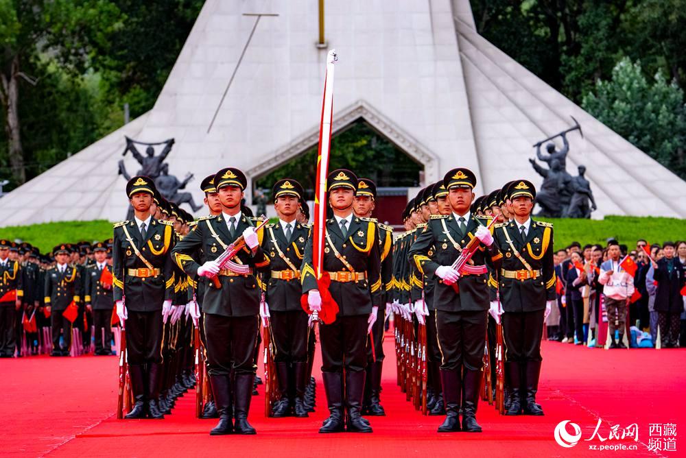 8月19日10時(shí)，慶祝西藏和平解放70周年大會(huì)在拉薩市布達(dá)拉宮廣場(chǎng)隆重舉行。這是大會(huì)舉行升旗儀式。徐馭堯 攝