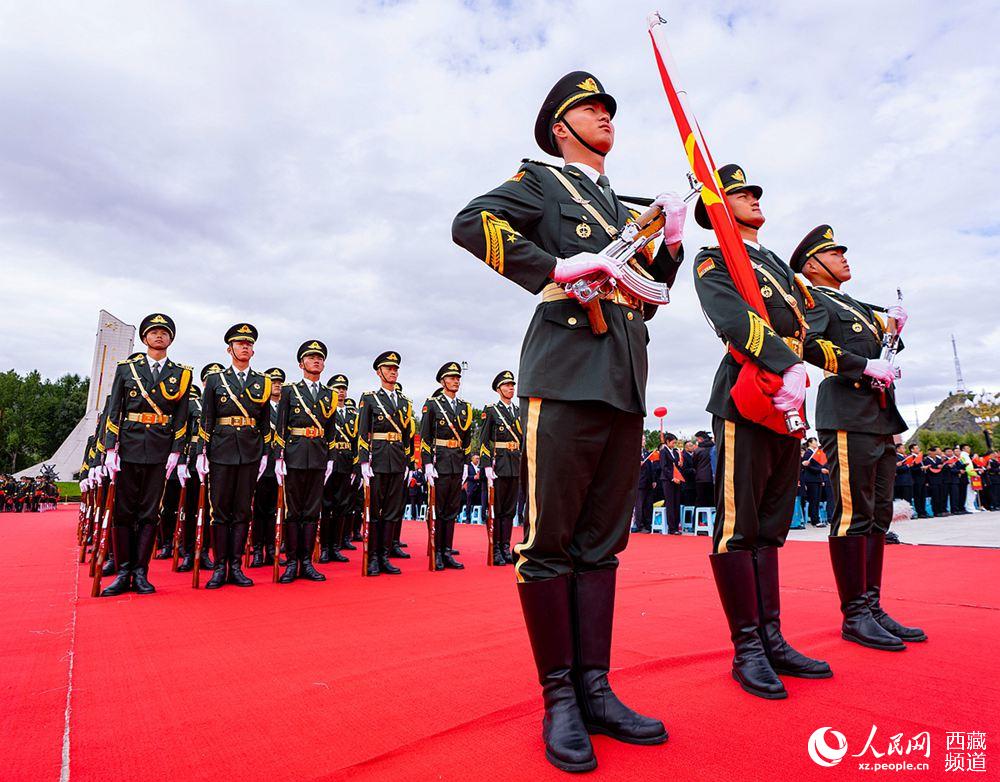 8月19日10時(shí)，慶祝西藏和平解放70周年大會(huì)在拉薩市布達(dá)拉宮廣場(chǎng)隆重舉行。這是大會(huì)舉行升旗儀式。徐馭堯 攝